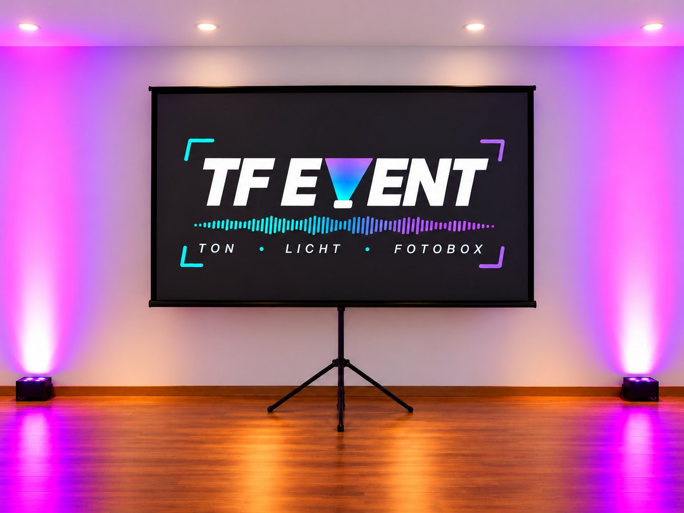 Stativleinwand mit TF-Event-Logo vor weißer Wand, links und rechts magentafarbene Uplights, Holzboden (Hintergrund KI-generiert)
