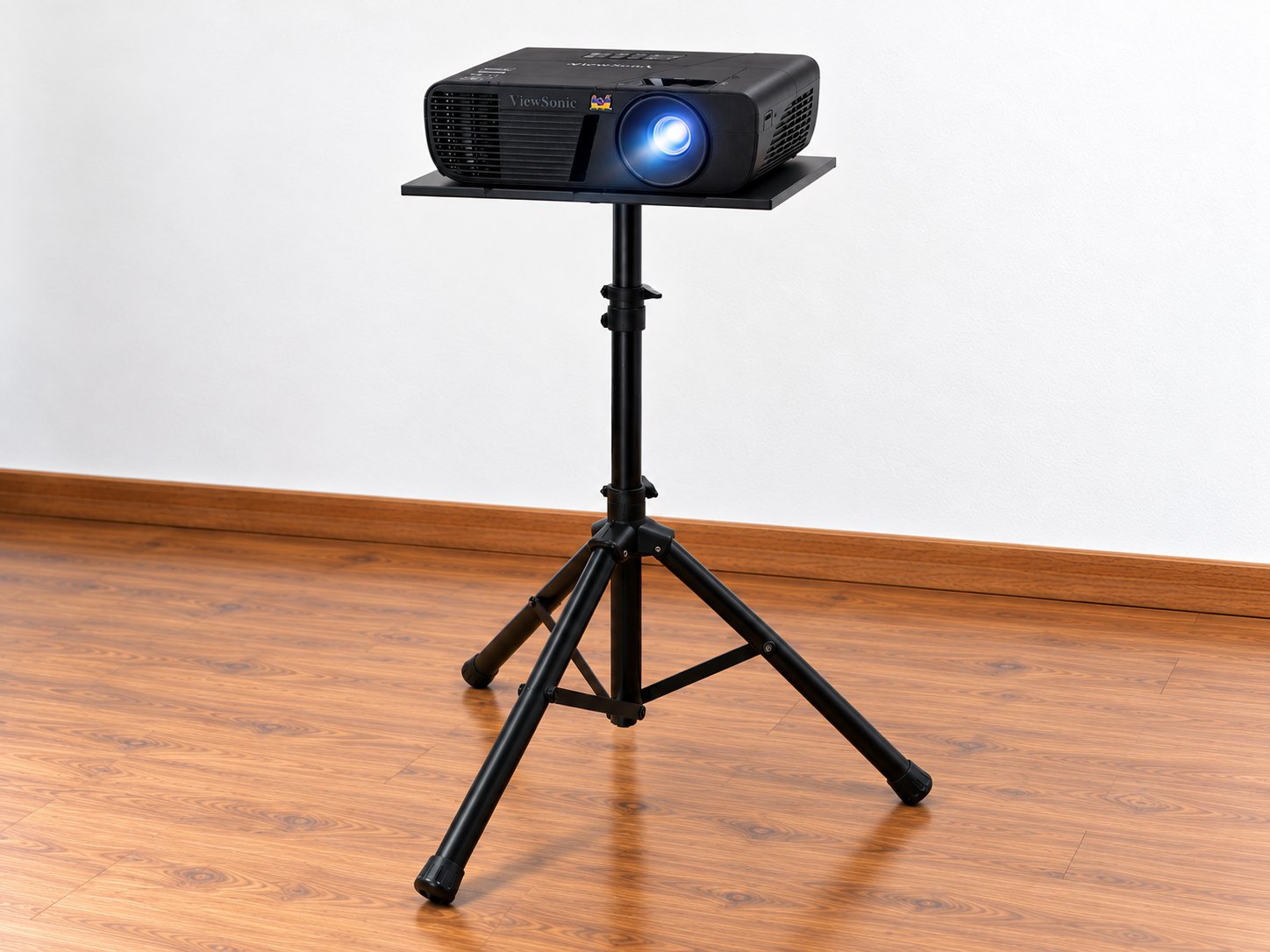 ViewSonic-Beamer auf dem höhenverstellbaren Beamer-Stativ Fame LS-11 (Hintergrund KI-generiert)