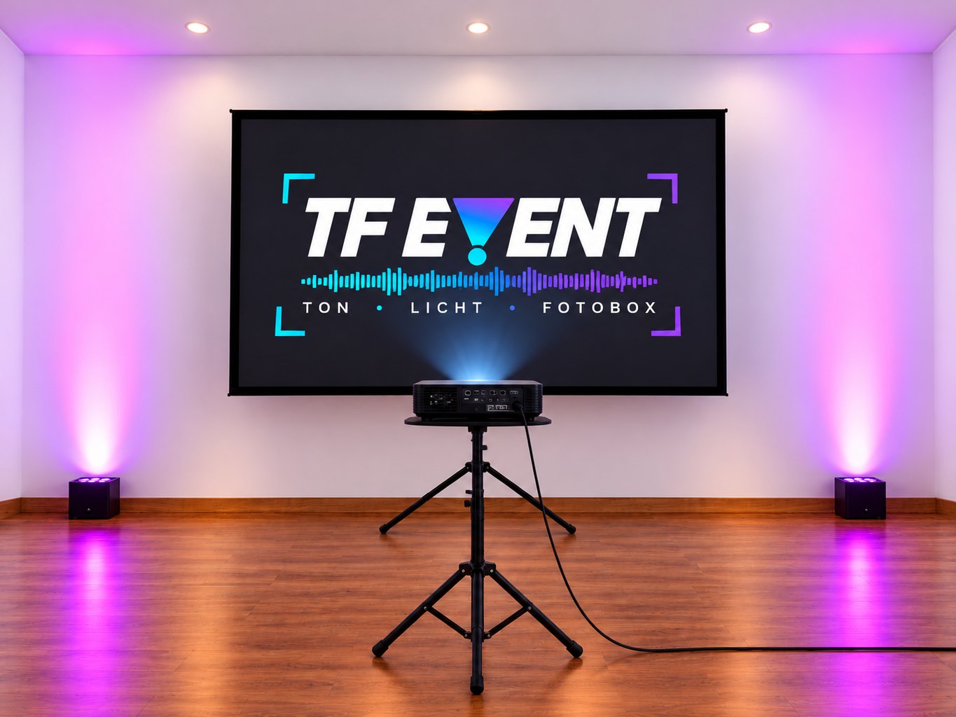 Stativleinwand mit TF-Event-Logo, davor ein Beamer auf Stativ, links und rechts magentafarbene Uplights an der Wand, Holzboden (Hintergrund KI-generiert)
