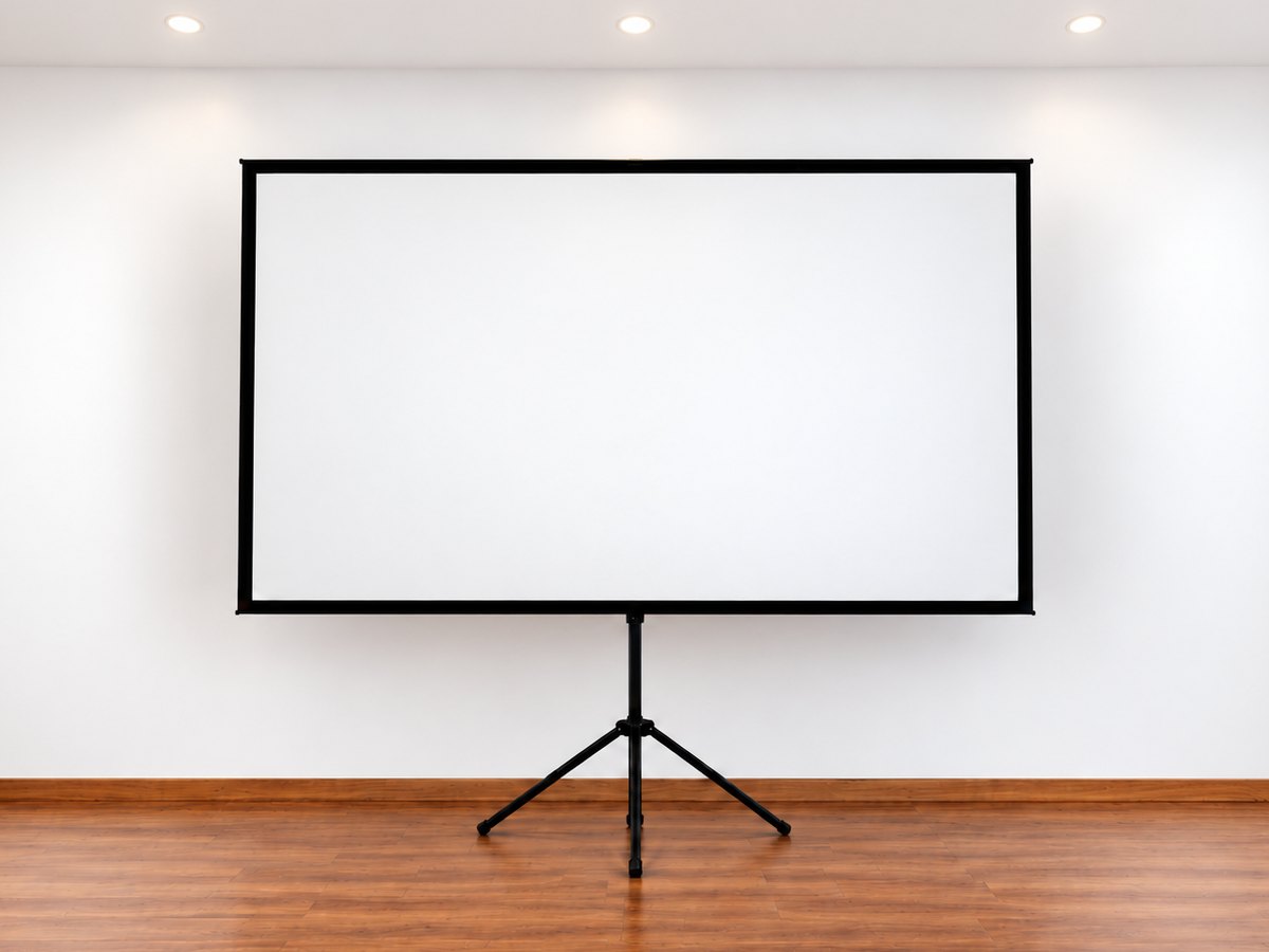 Aufgebaute celexon Stativleinwand im 16:9-Format, 199 × 112 cm, vor weißer Wand auf Holzboden (Hintergrund KI-generiert)