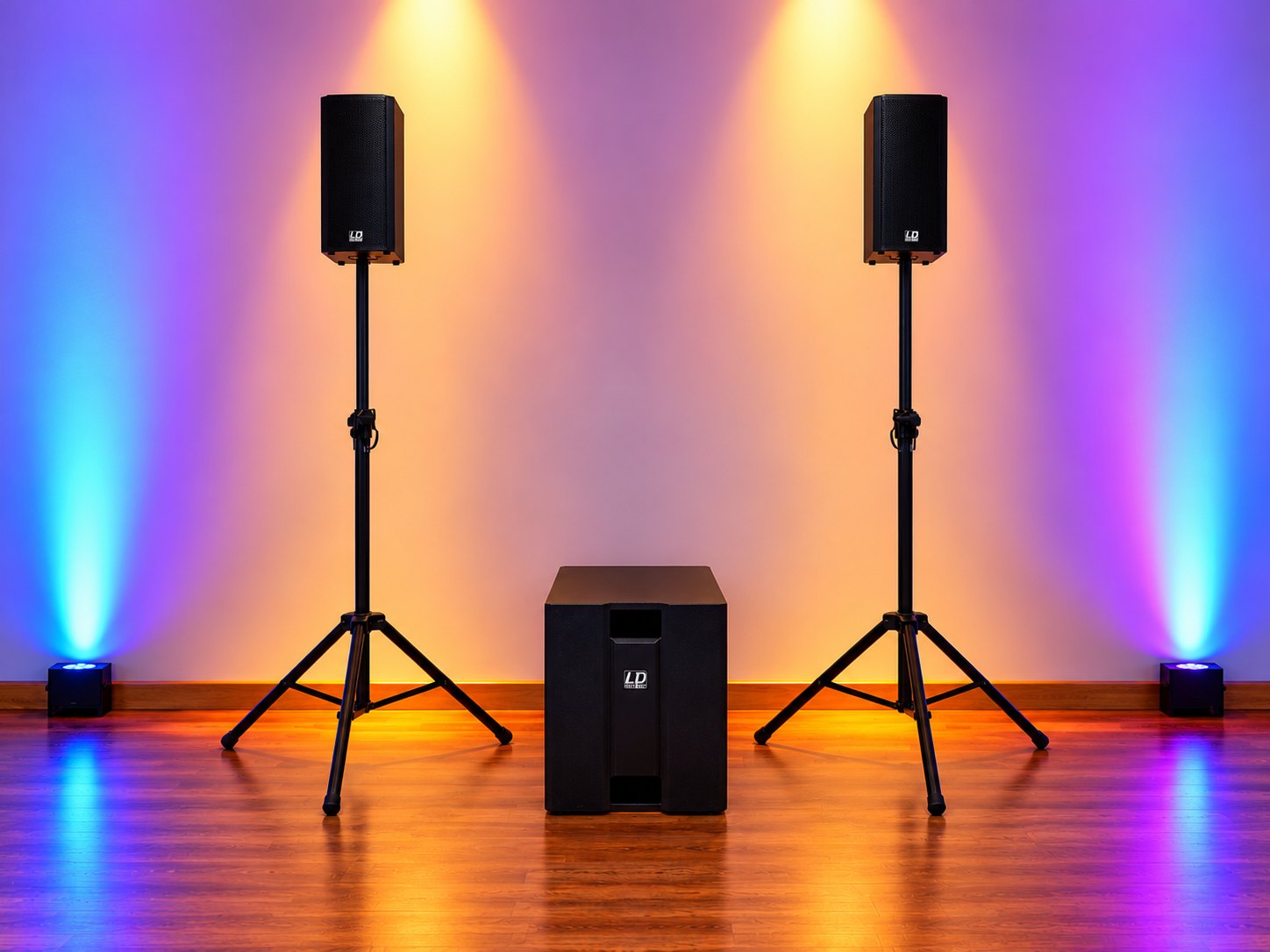 LD Systems DAVE 8 XS: Subwoofer in der Mitte, zwei Satelliten auf Stativen, links und rechts blaue Uplights an der Wand, Holzboden (Hintergrund KI-generiert)