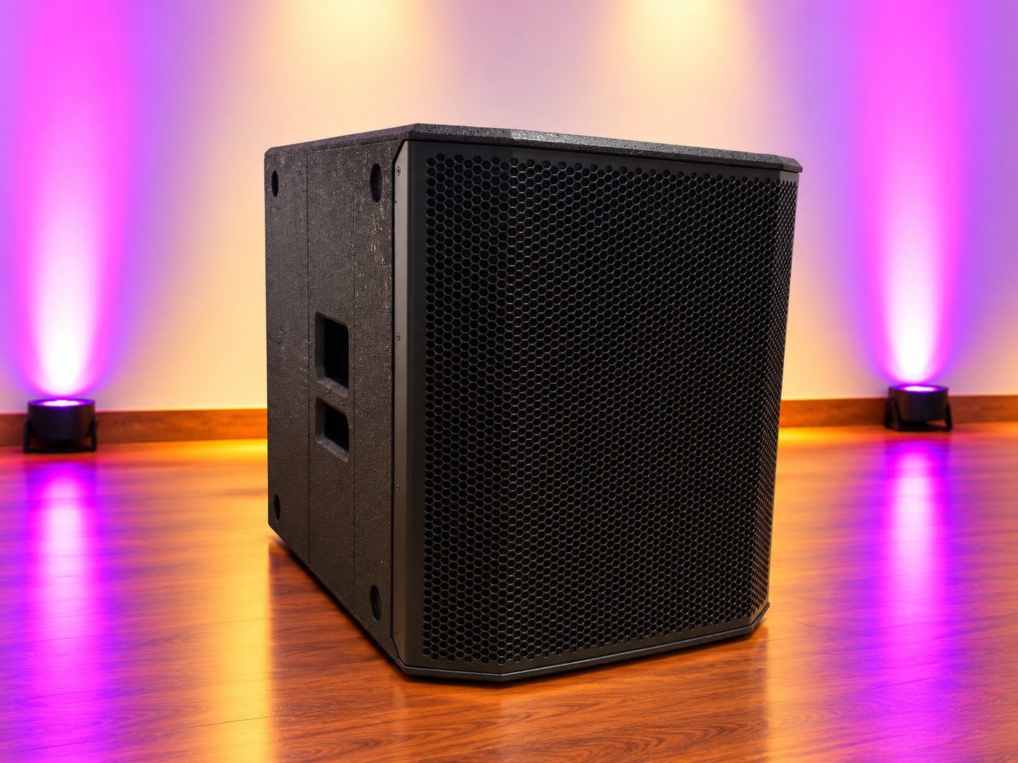 dB Technologies SUB 618 Subwoofer auf Holzboden, im Hintergrund magentafarbene Uplights an der Wand (Hintergrund KI-generiert)